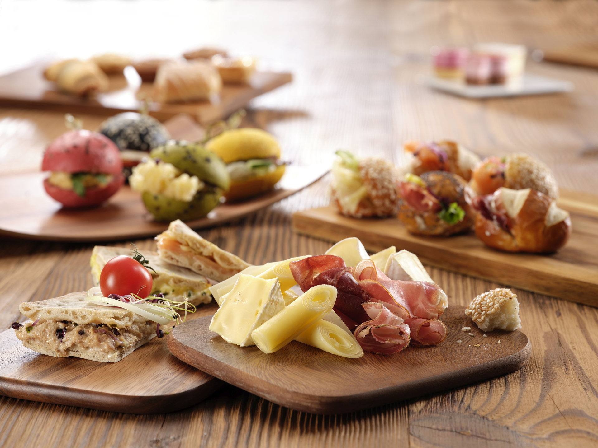 Leckere Apéroplatten mit Fleisch und Käse, Antipasti und Gemüse-Dips - passend zu jedem Anlass.