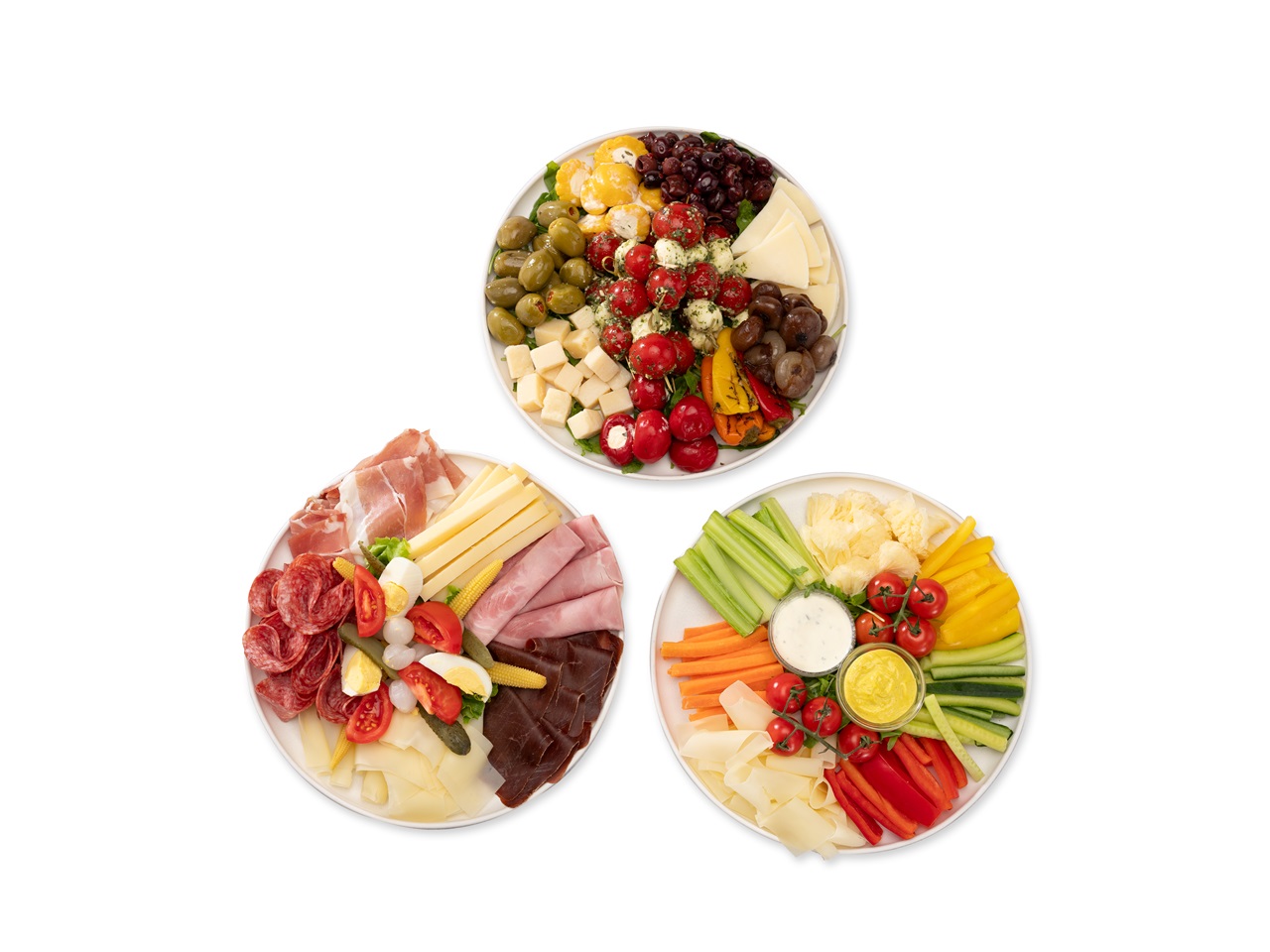 Herzhafte Apéroplatten mit Fleisch und Käse, Antipasti und Gemüse-Dips